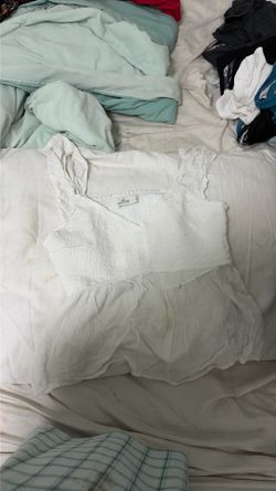 Hollister's white top