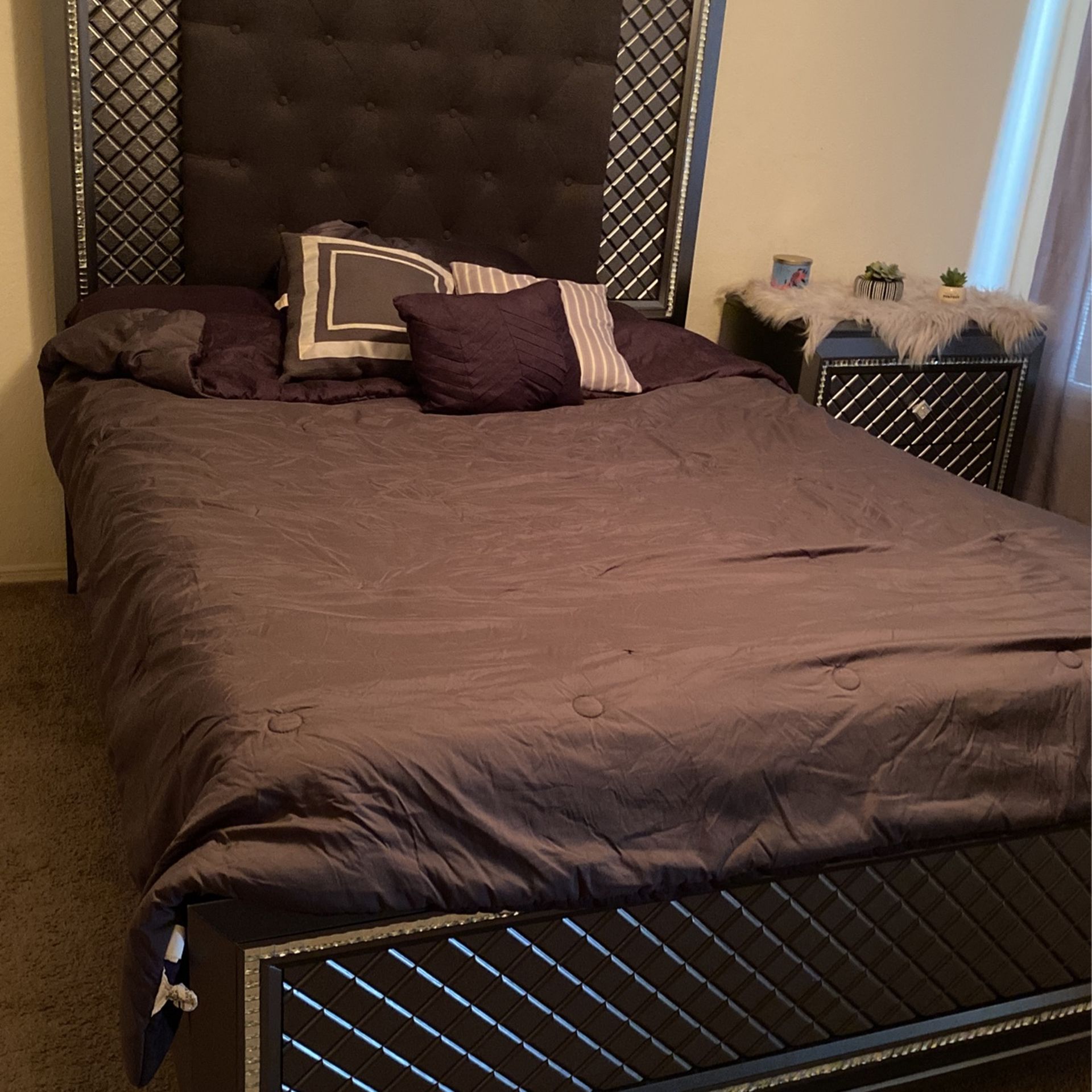 Rooms To Go Bedroom Set/ Juego De Cuarto Queen De Rooms To Go