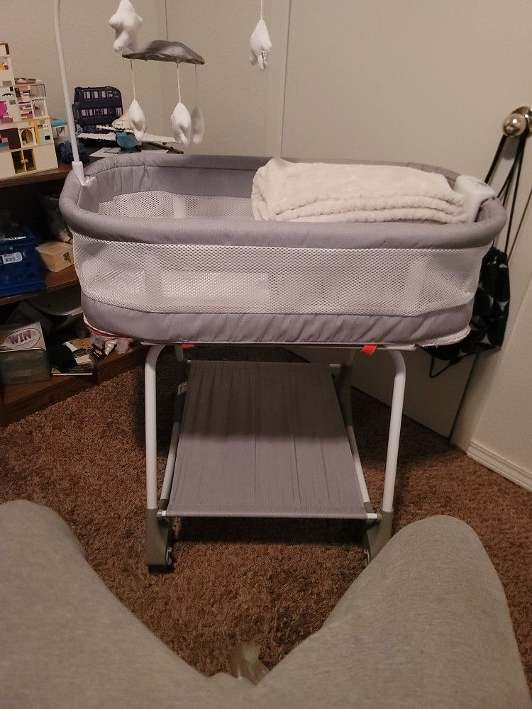 Bassinet With Blankets 