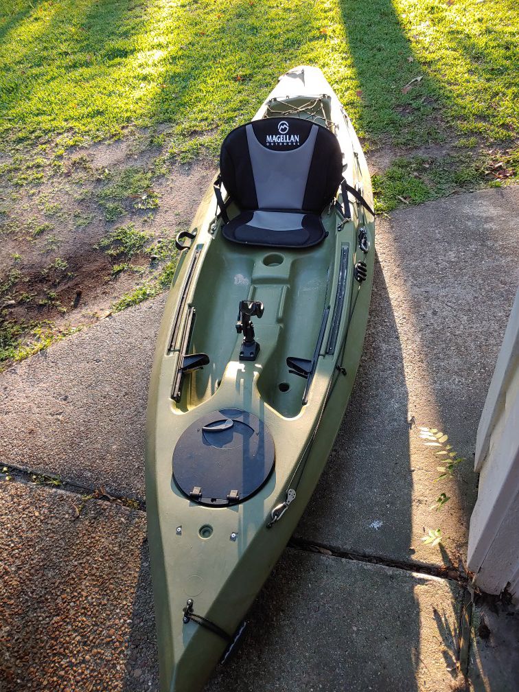 10.5 angler kayak with paddles