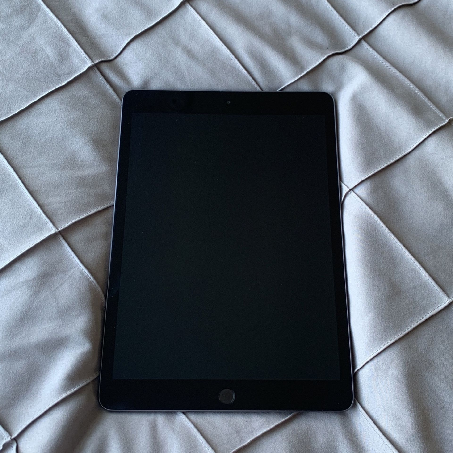 A2197 iPad Forsale, No Scratches Basically Brand New Rarely Used