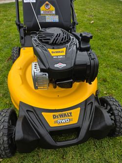 DEWALT GAS 21-IN SELF PROPELLED LANW MOWER NEW