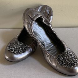 TAHARi Ballet Flats Sz 7M Valerie Silver Gray Leather Scrunch Comfort 