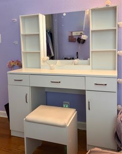 Vanity/desk with stool/bench seat