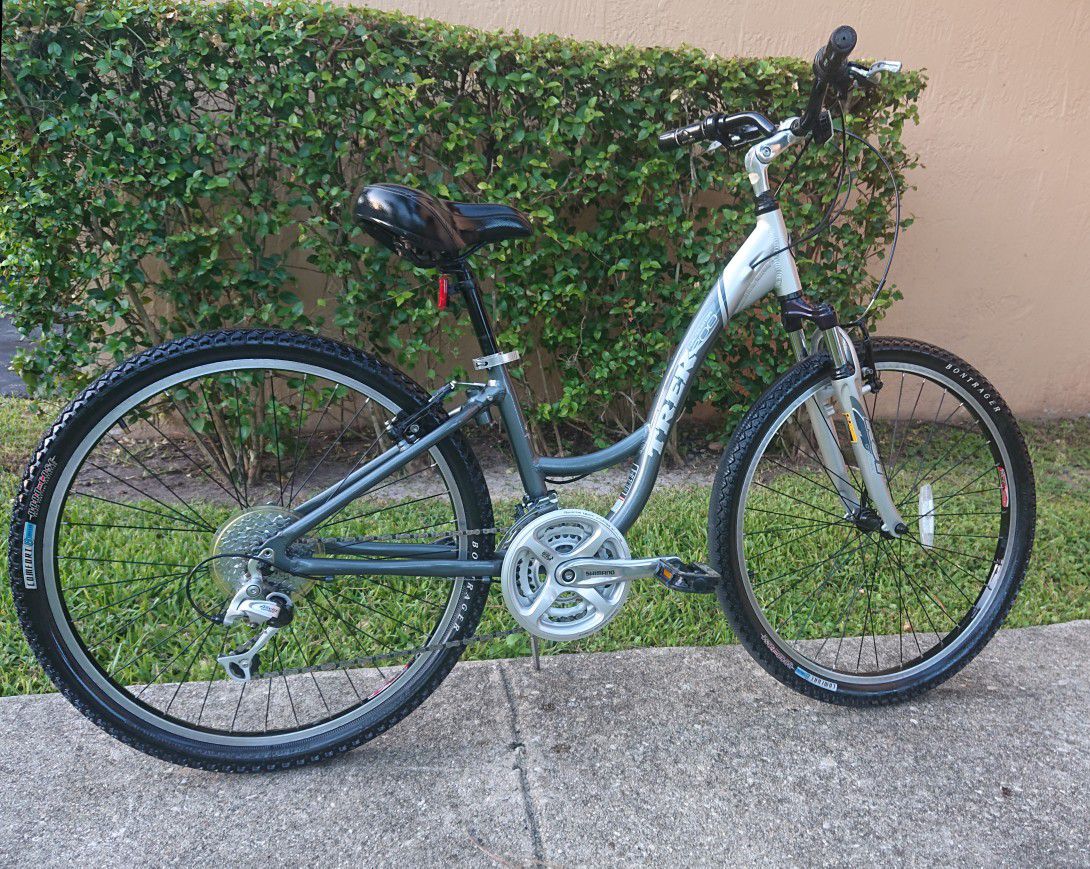 Women's Trek Mountain Bike, Hybrid Commuter. Extra Small Grey Bicycle.