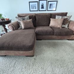 Couch With Chaise And Pillows 