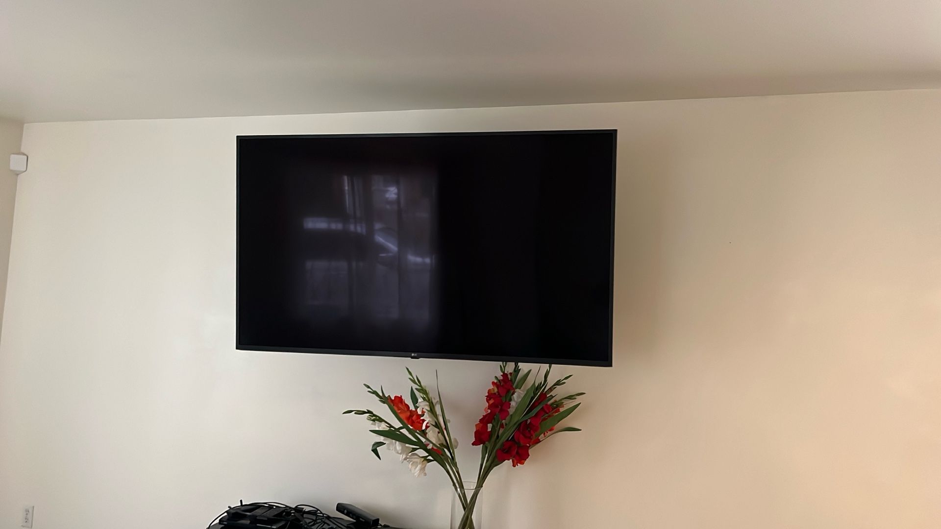 LG 4K Smart TV 58” /  Wall Mount/ TV Stand 