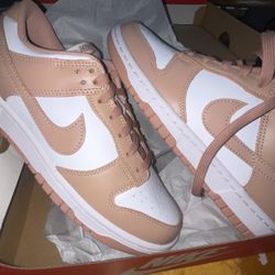 BRAND NEW WOMENS NIKE DUNKS Size 9