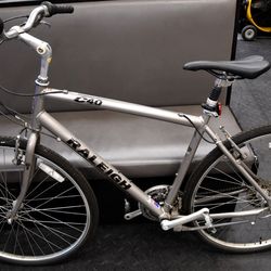 Vintage Raleigh C40 Comfort Hybrid Bike 6061 Lightweight Aluminum Frame Silver