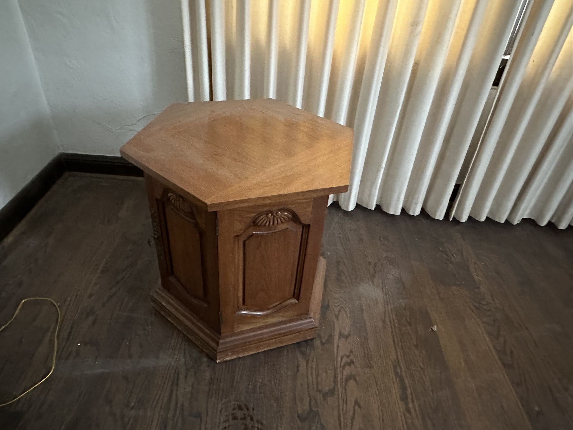 2 Antique End Tables 