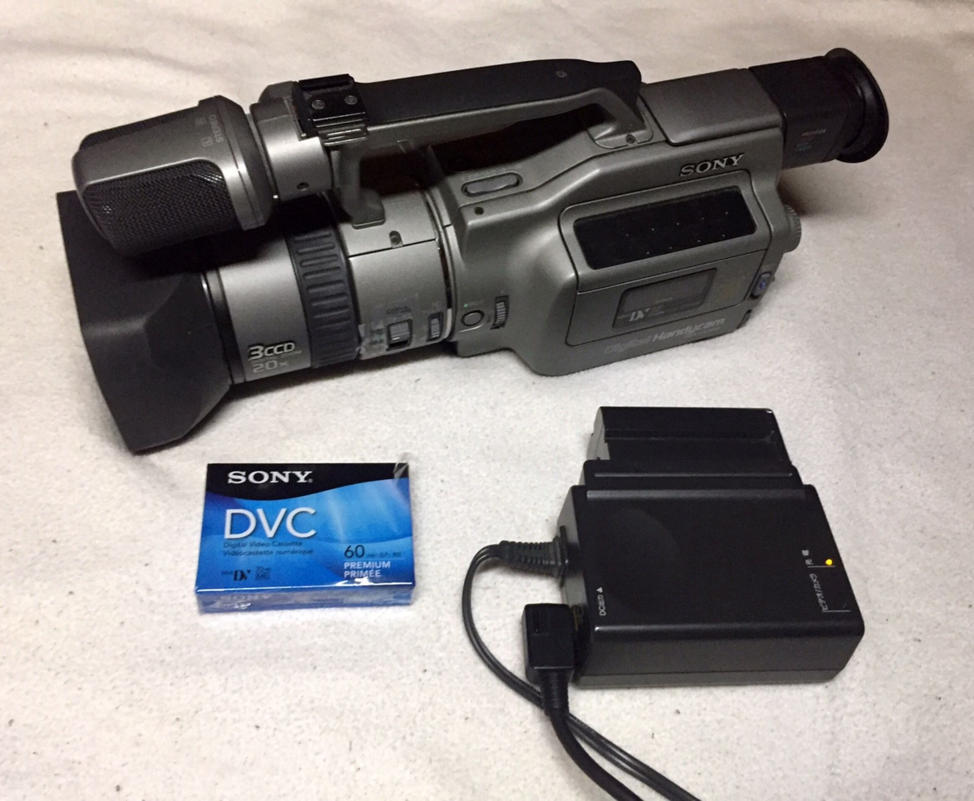 Sony VX1000 3CCD professional video camera. Japanese Mini DV