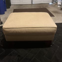 BEIGE FABRIC OTTOMAN IN GREAT CONDITION.SOLID WOOD FRAME & LEGS.OLENTANGY RIVER RD & BETHEL RD PU