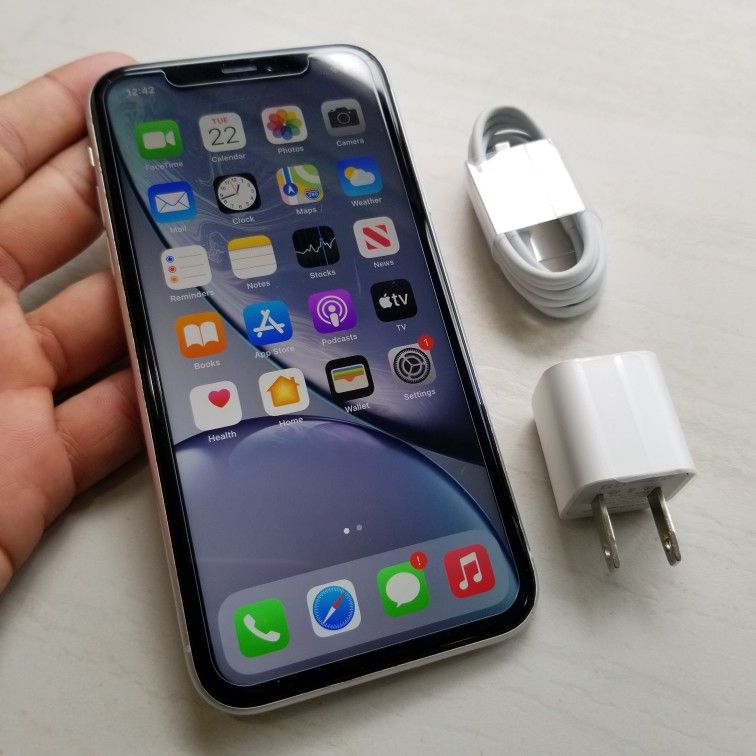 Unlocked Iphone Xr White 64gb Used great conditions (price is firm)