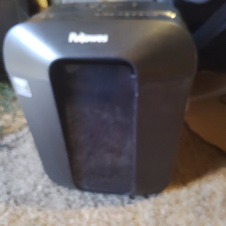 Fellowes Powershred LX50 9 Sheet Capacity 4.4 Gal Cross-Cut