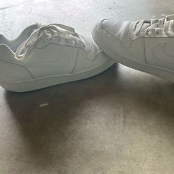 White Nike Shoes 8.5