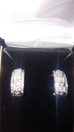 ***18 Kt White Gold & Diamonds Earrings ***