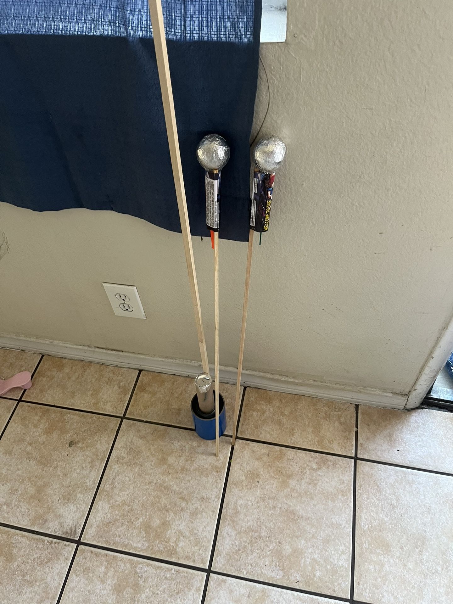 2 Jungle Rockets 1 Strobe Rocket