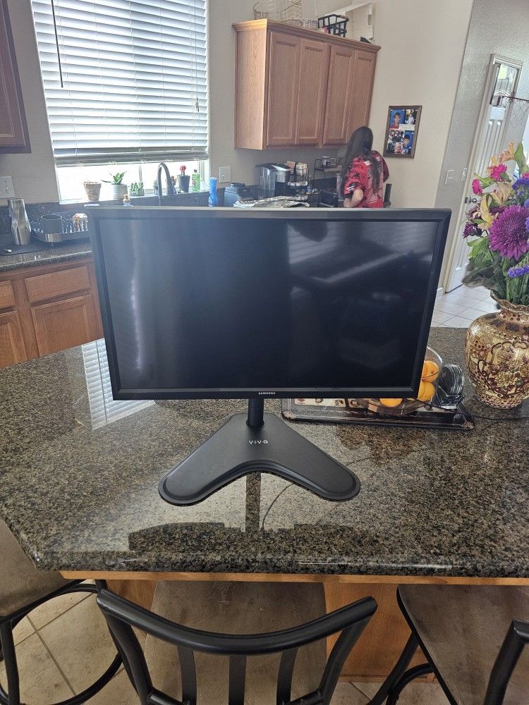 Samsung 24" HDTV/Monitor with remote and Vivo stand