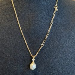 Gold Tone faux  Pearl Arrow Drop Pendant Necklace W/Rhinestone On A Gold Chain