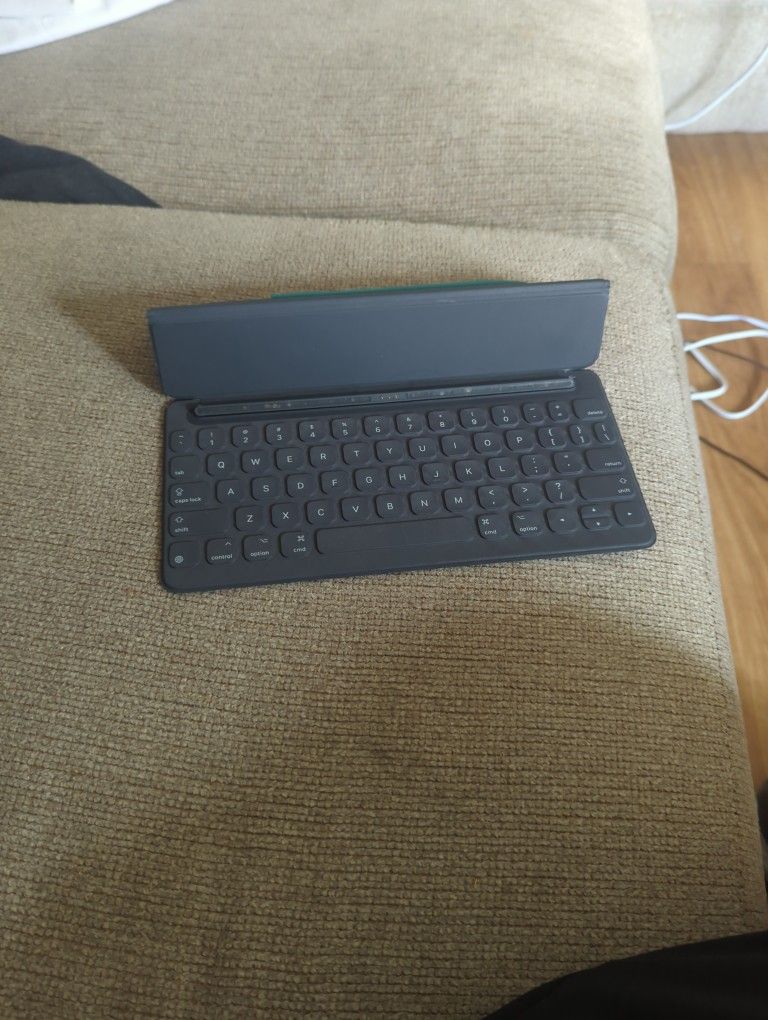 Apple A1829 Smart Keyboard for 10.5 inch iPad Pro - Black