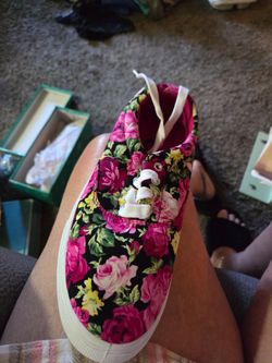 Tennis shoes