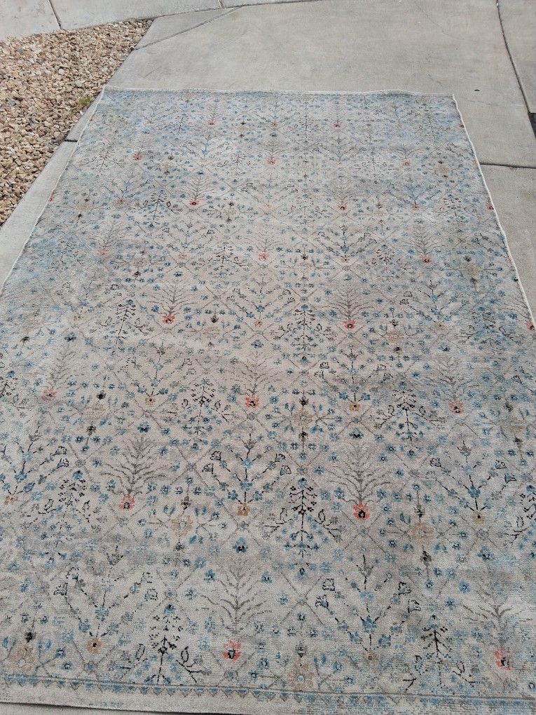 Large rug Like New