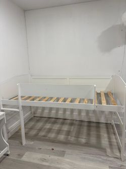 Juego de cama de niña con su mesita y silla