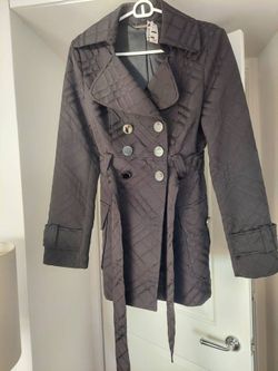 Brand new! Quilted Double-Breasted Trench Coat with Belt size Medium.  GUESS