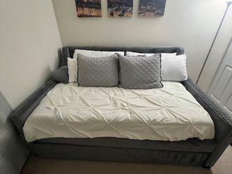 Raymour &amp; Flanigan Constance Daybed with Trundle – Like New, Full Size - Philadelphia, PA