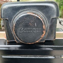 Cannot Junior Camera...vintage 1963 ,compact 3mm Flim ,Canon LensSE 40mm f/28 Selenium light meter Built directly into the lens filter ring.