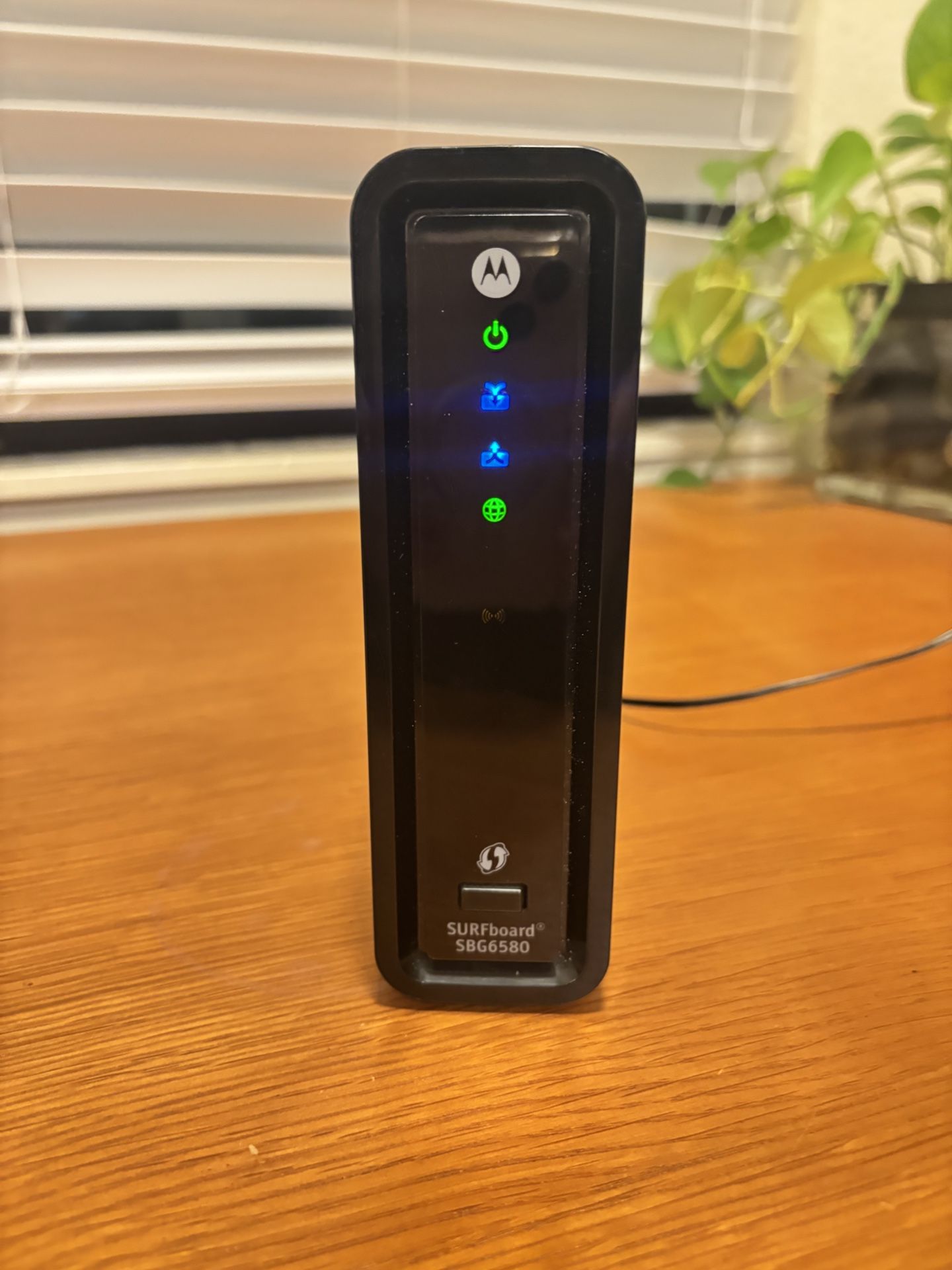 Motorola SURFboard SBG6580 Cable Modem Wi-Fi Router