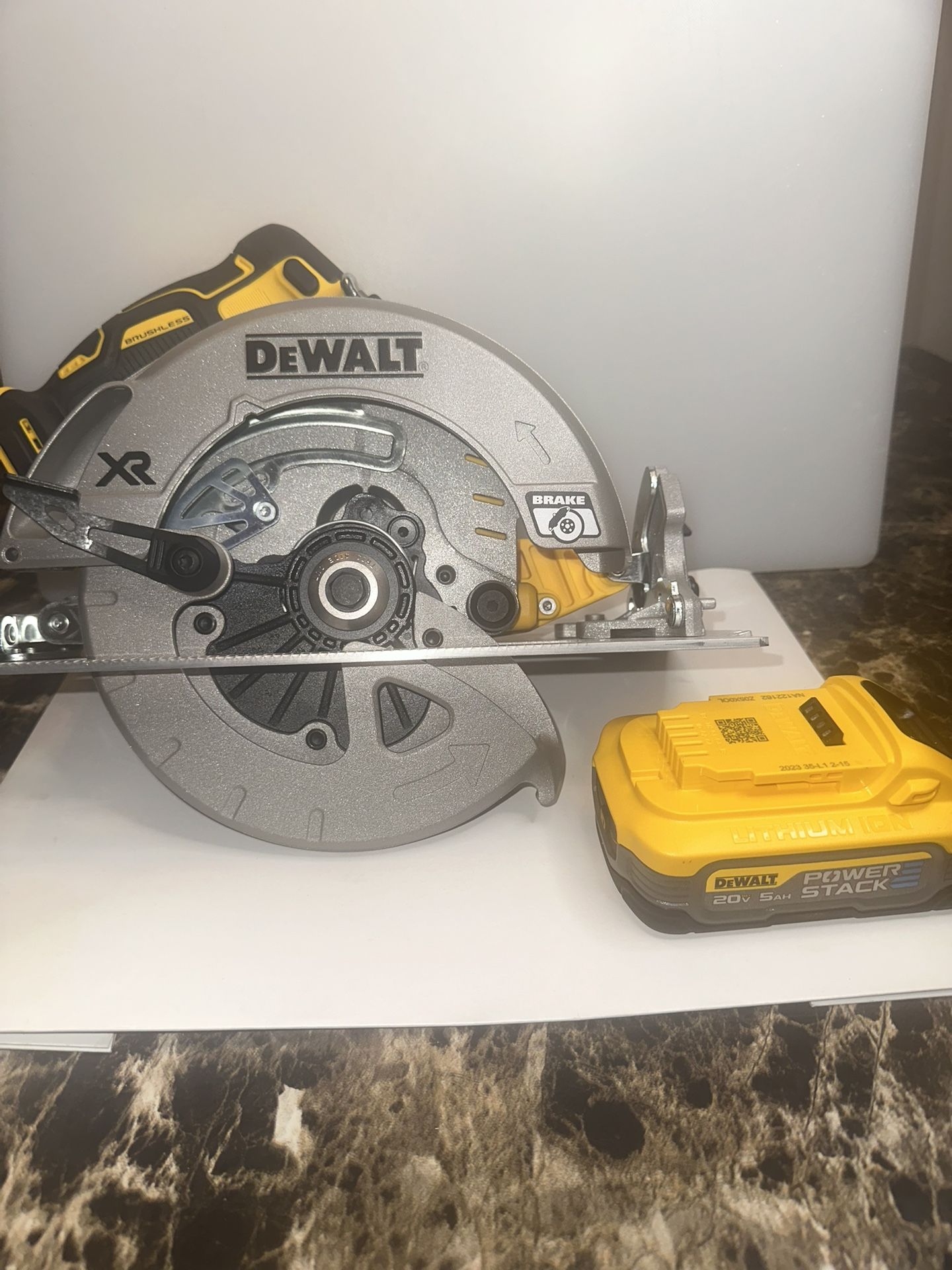 Dewalt XR Circular Saw 7 1/4 With Battery And Charger