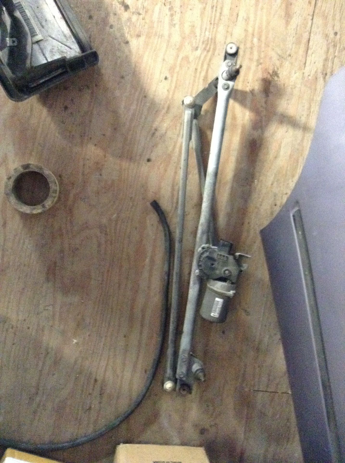 Windshield wiper motor assemble 2004 GMC 2500 sierra