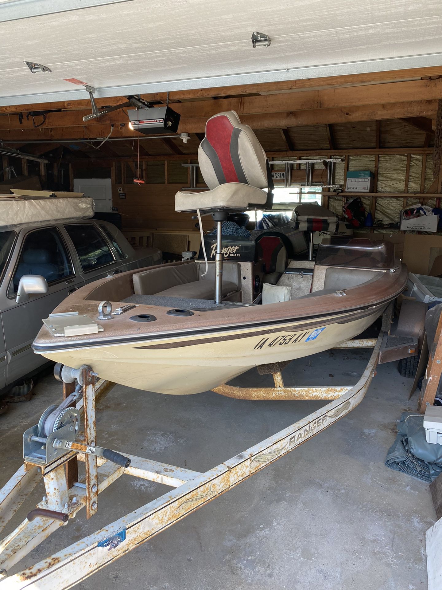 1989 18’ Ranger Bass Boat. Tan With Red Liking