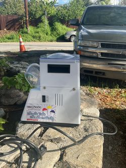 Little Snowie Shaved Ice Machine BBJ-0061 NICE!!