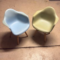 Hard Plastic Chairs With Wooden Legs . 