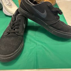 black Nike SB Zoom Janoski OG+ skate shoes