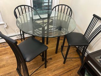 Dinner Round glass table 4 chairs