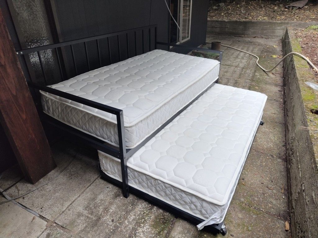 Twin Daybed With Trundle (Mattresses Included)