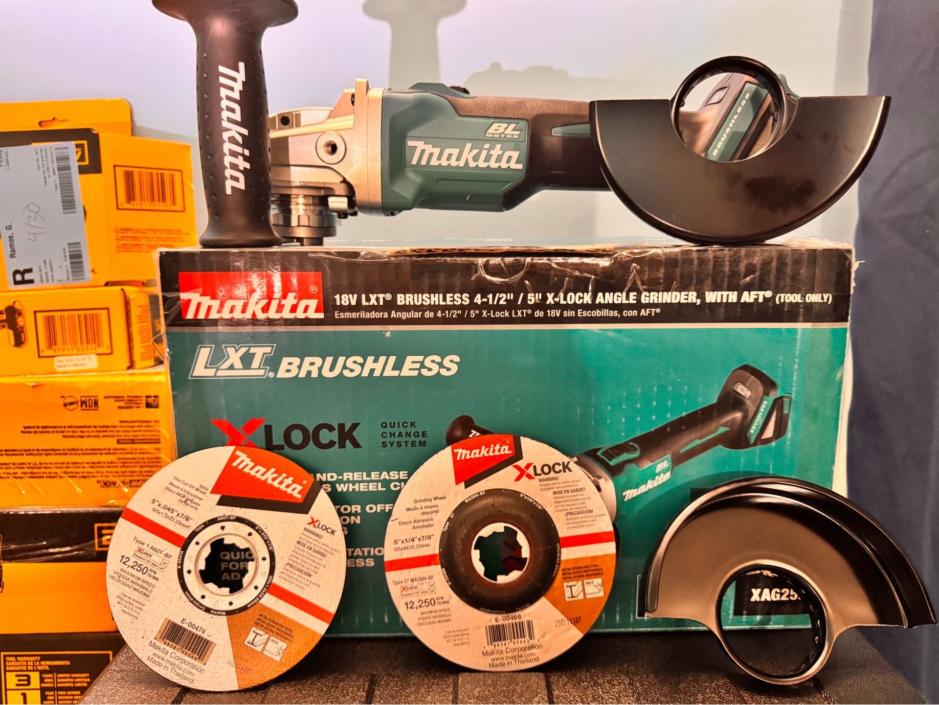 🔥🛠️ MAKITA LXT BRUSHLESS X-LOCK 🛠️🔥 Esmeriladora Makita 18V LXT Brushless ✅ Motor Brushless ✅ Sistema X-LOCK de cambio rápido ✅ Incluye accesorio