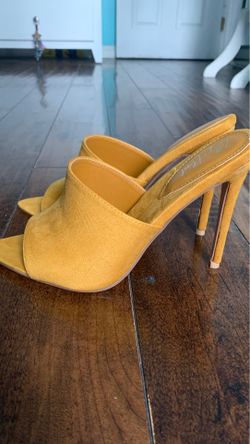 Like new yellow pumps. Size 9