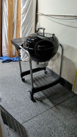 Weber performer 22-in Grill. City of Orange