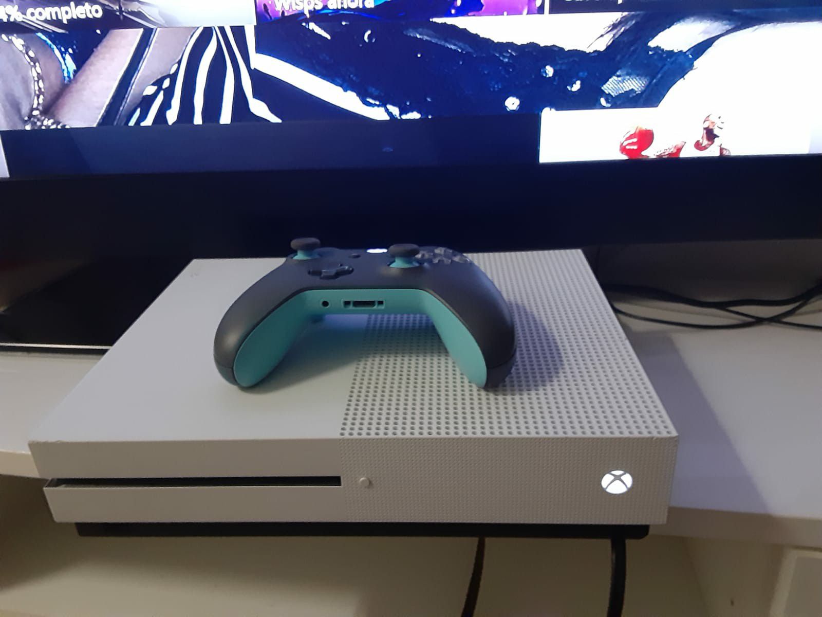 XBOX ONE S (in good conditions )