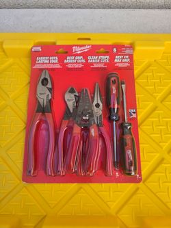 Milwaukee
Dipped Grip Cutting Pliers, Wire Stripper, & Cushion Grip Screwdrivers Set (USA) (6-Piece)