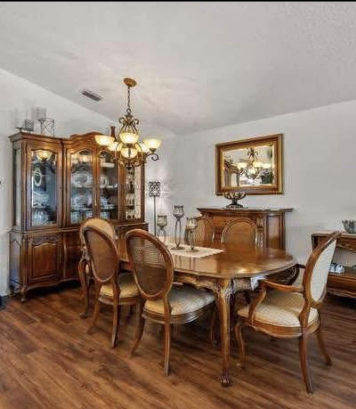 Beautiful Thomasville Dining Room Table Chair And China Cabinet Set