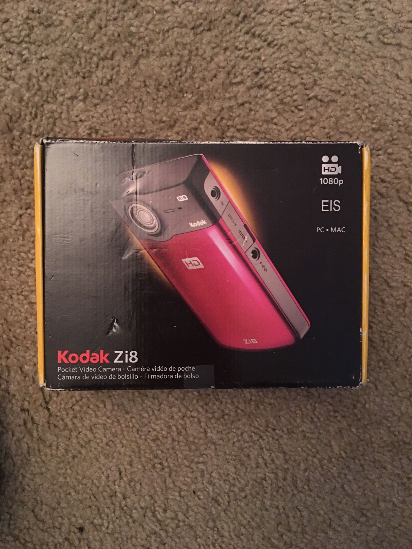 Kodak ZI8 HD ビデオカメラ ラズベリー Kodak Zi8 (Raspberry) HD pocket video camera at Crutchfield
