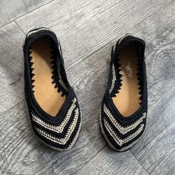 WOMENS PAINTED BIRD CROCHET FLATS SIZE 6