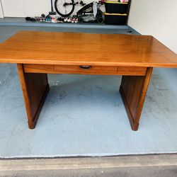 Beautiful Vintage Mid Century Modern Myrtle Walnut Executive Desk W/ Drawer