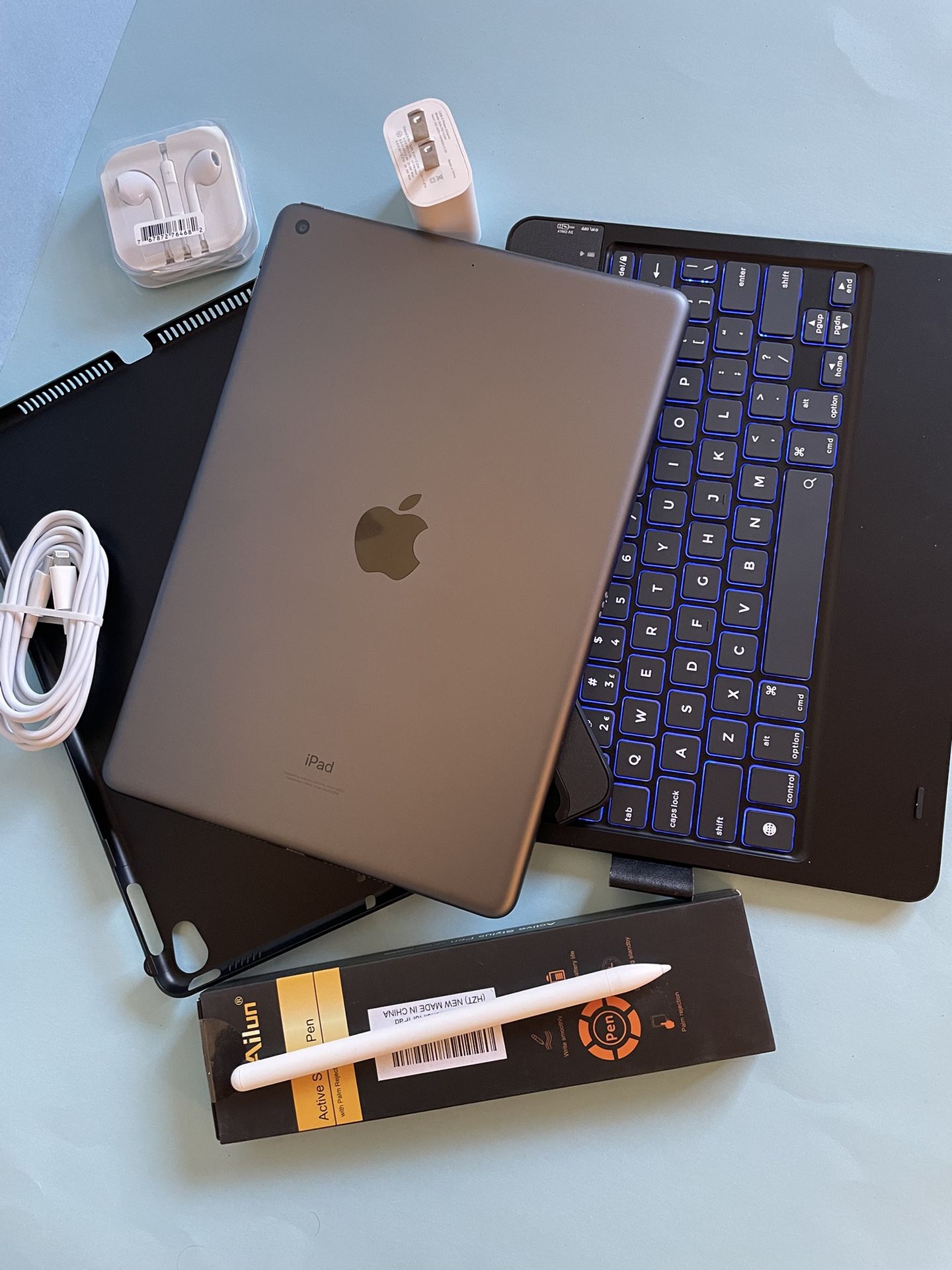 Apple IPad 9th Generation (10.2” Retina /Touch ID /IOS 18/ 2021 Model) 64GB with Pen, Keyboard  & Accessories 