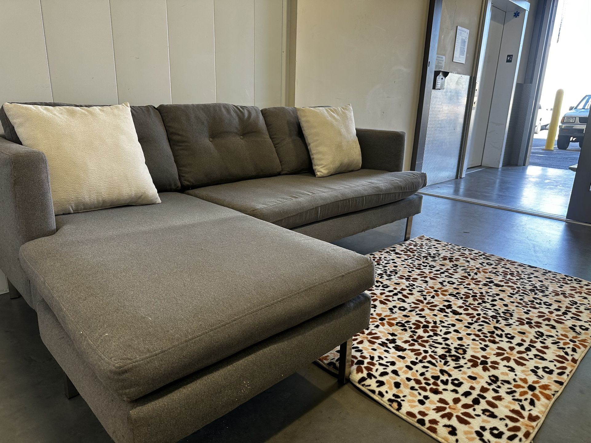 GRAY SECTIONAL COUCH W/ FREE DELIVERY